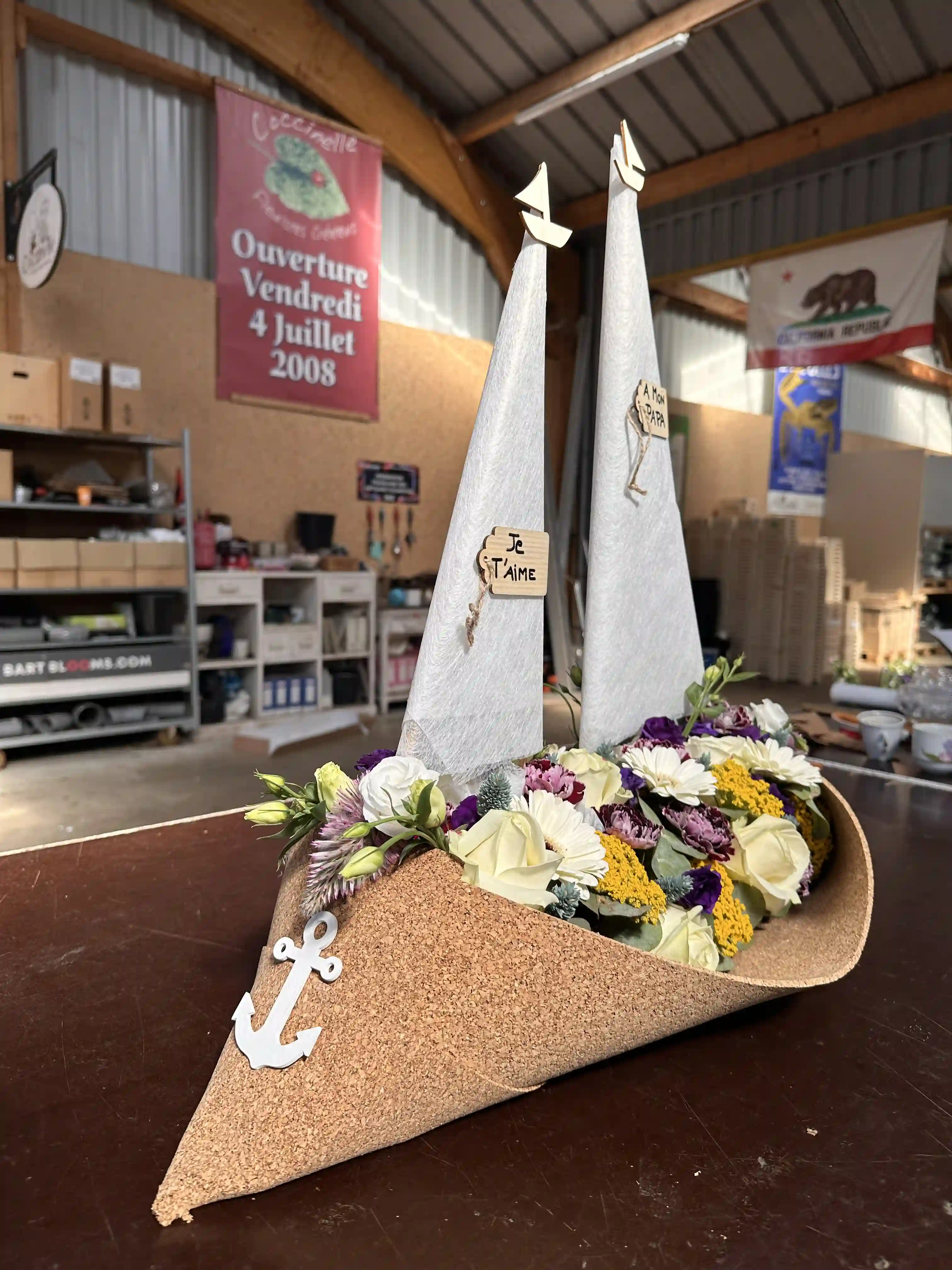 Composition florale en bateau — hommage Coccinelle