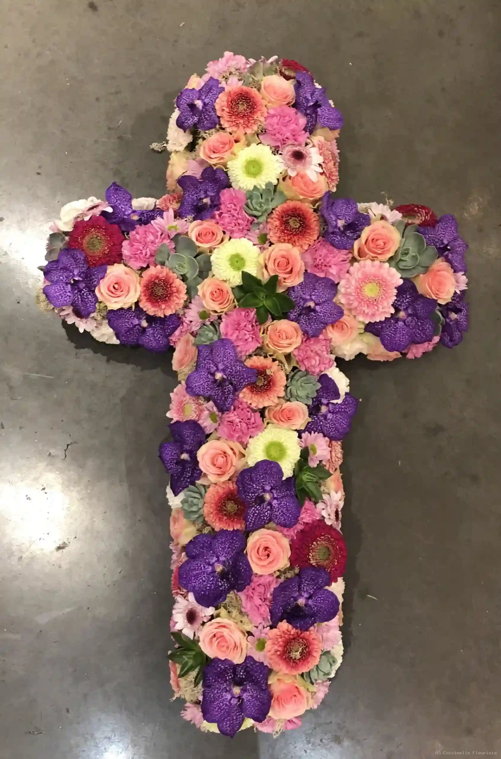 Croix — composition florale Coccinelle