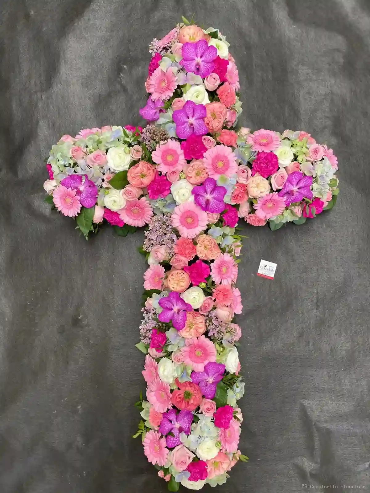 Croix fleurie — composition florale Coccinelle